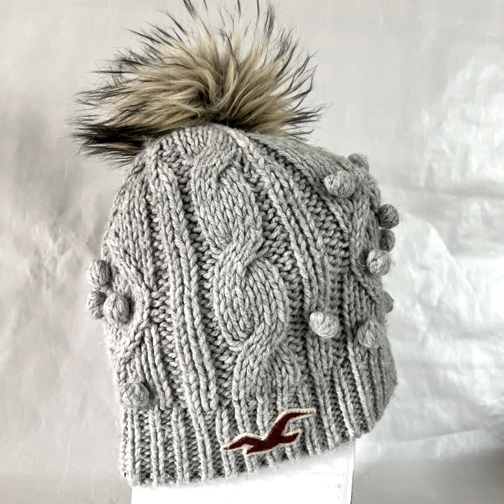 Abercrombie & Fitch Faux Fur Pom Pom Beanie hat Winter Knit Sweater Hollister